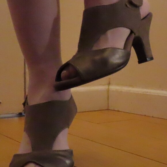 Aerosoles Taupe Suede &Smooth Leather Soft heels, size unverified but likely 8 - Picture 4 of 5